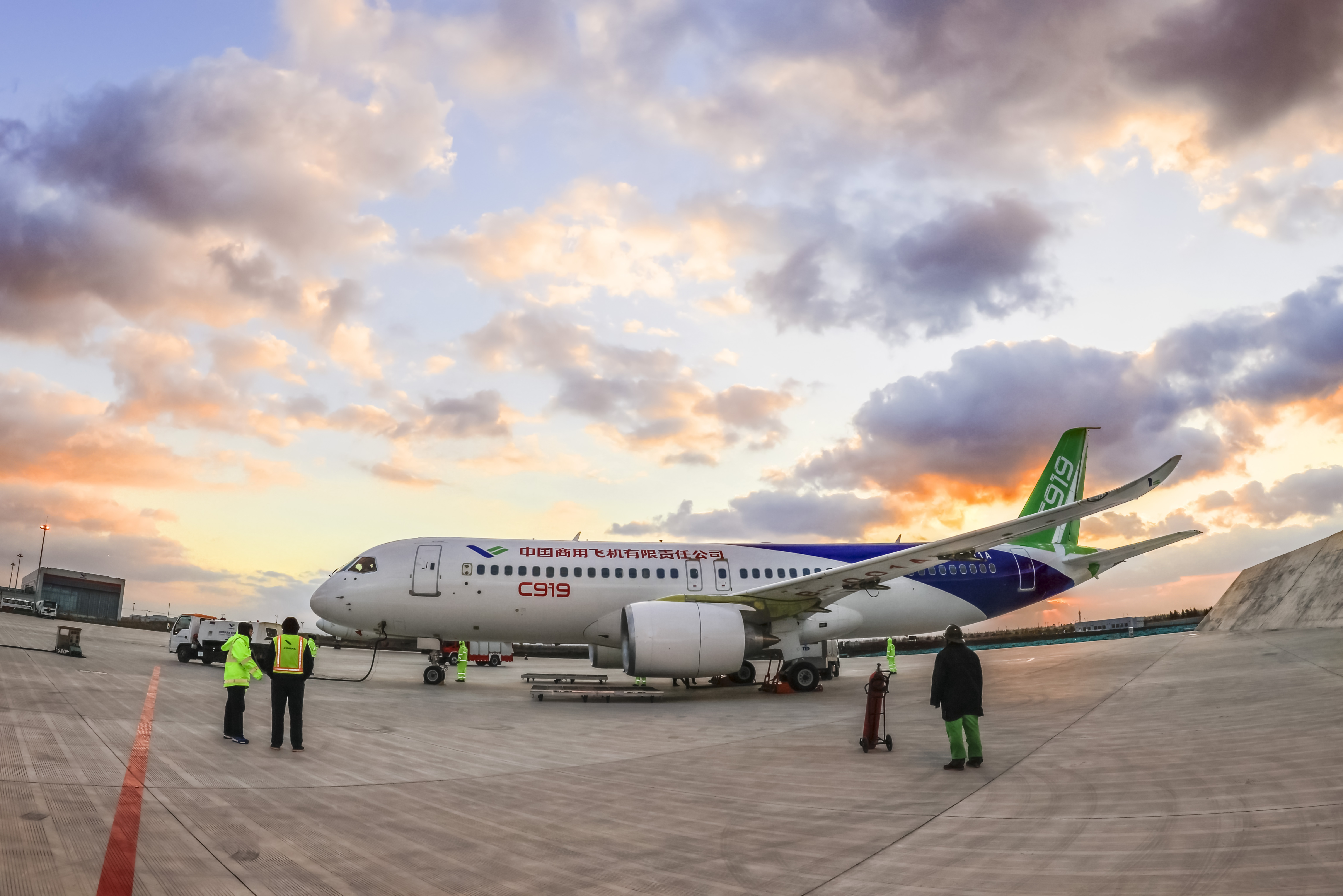 c919大型客机10101架机在停机坪开展功能试验.jpg